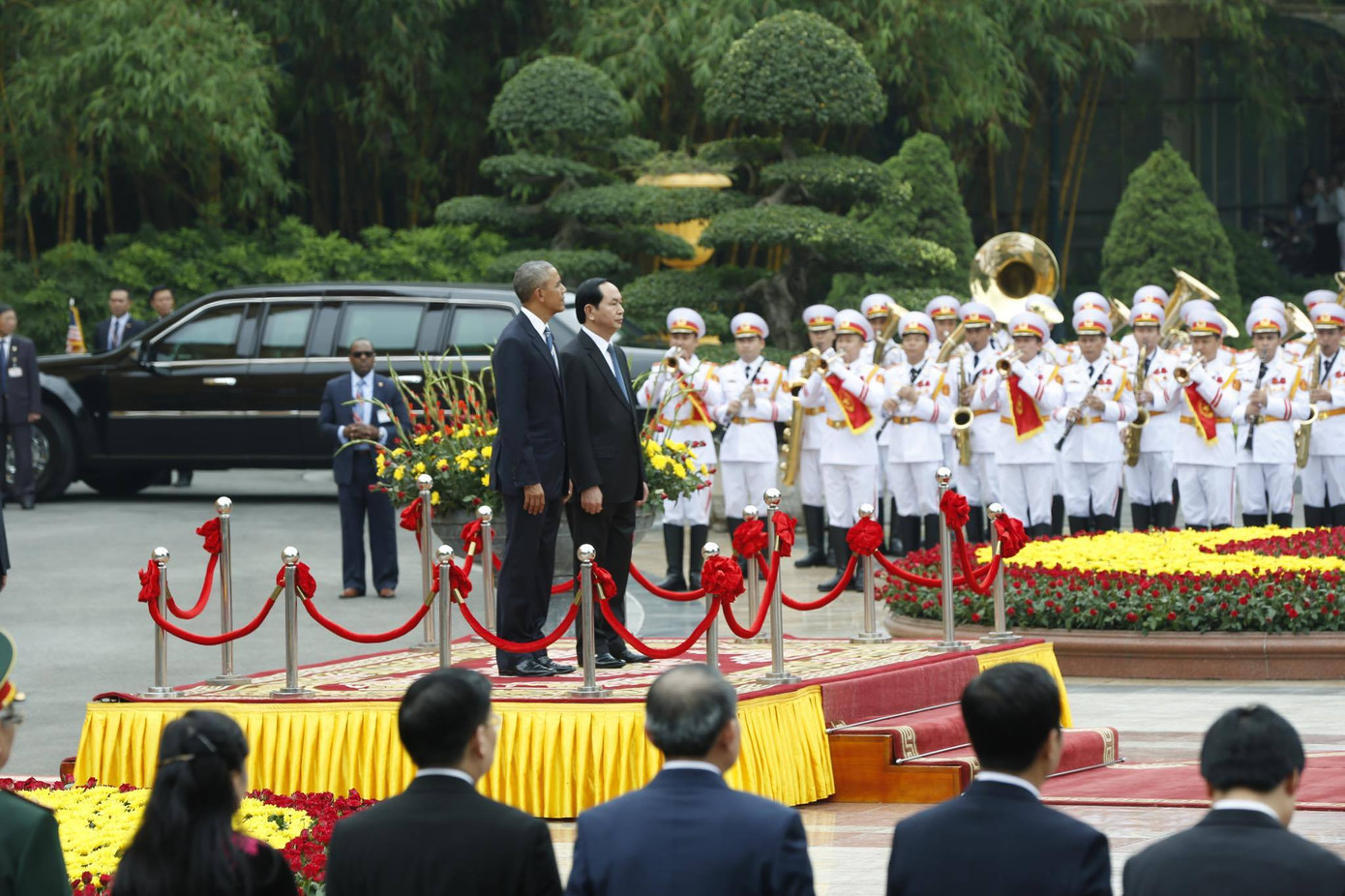 Khi Quốc ca Mỹ vang lên, ông Obama đặt tay lên tim. Ông Obama thưởng thức bún chả Hà Nội ảnh 56