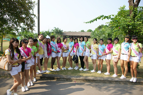 Trang phục của các thí sinh rất hợp với một ngày hoạt động ngời trời 