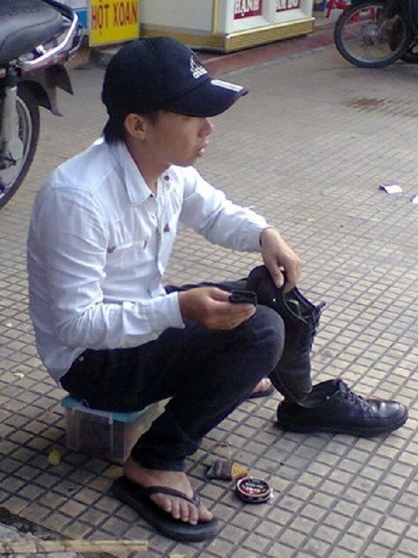 Miếng nỉ trên tay, cậu sinh viên làm bóng đôi giày với tất cả lòng tự trọng. Miếng nỉ trên tay, cậu sinh viên làm bóng đôi giày với tất cả lòng tự trọng