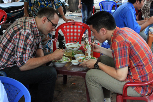 Không chỉ có du khách, những người nước ngoài đang sinh sống và làm việc ở Sài Gòn cũng thường xuyên ghé quán ăn vào mỗi buổi trưa. Ảnh: Tiêu Phong