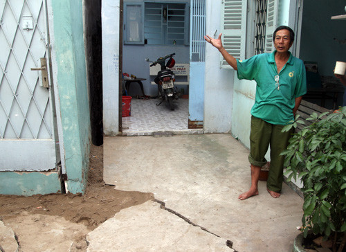  Trên vách tường, nền của những căn nhà này xuất hiện những vết rạn nứt rộng, có chỗ hơn 30 cm khiến cho cả tòa nhà nghiêng ra phía bờ kênh