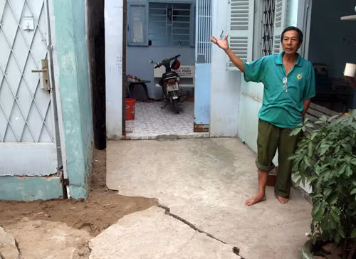  Trên vách tường, nền của những căn nhà này xuất hiện những vết rạn nứt rộng, có chỗ hơn 30 cm khiến cho cả tòa nhà nghiêng ra phía bờ kênh