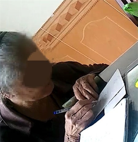 Ngạc nhiên khi một cụ bà tóc đã bạc, nhưng vẫn kiêm chân kế toán sổ sách tính tiền cho 