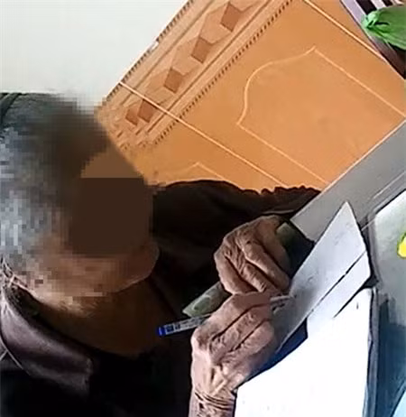 Ngạc nhiên khi một cụ bà tóc đã bạc, nhưng vẫn kiêm chân kế toán sổ sách tính tiền cho 