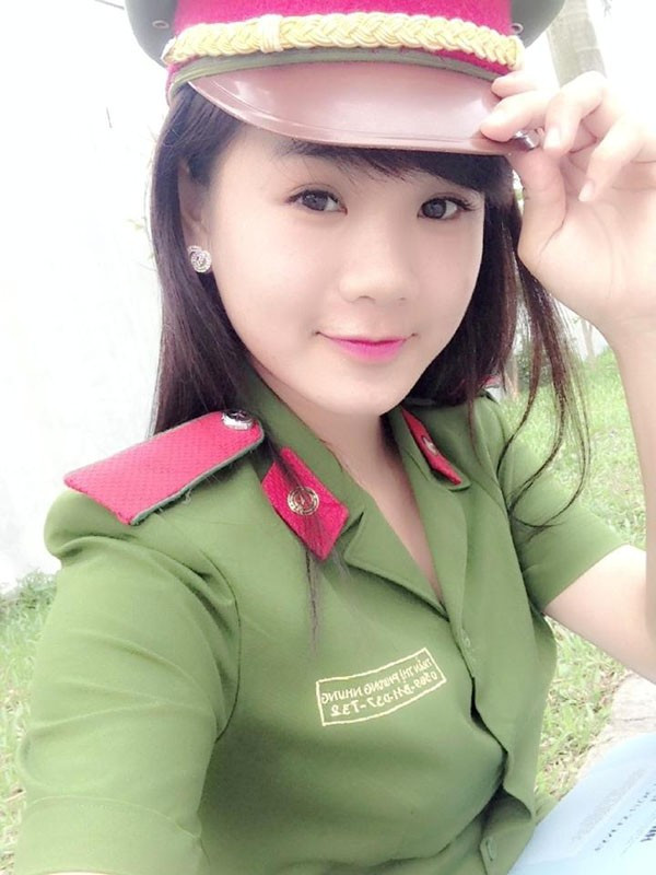 Không chỉ đóng phim giỏi, Phương Nhung còn là gương mặt mẫu ảnh của Đoàn thanh niên trường, cô bạn từng đoạt giải nhì trong cuộc thi ảnh do công an TP. Hà Nội tổ chức