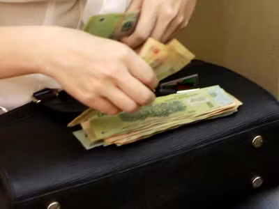 Thu nhập ngoài lương trong nhiều trường hợp dẫn đến bộ máy bị méo mó. Ảnh: Hồng Vĩnh