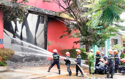 Kho sơn cháy ngùn ngụt giữa trưa, tiếng nổ long trời ảnh 4