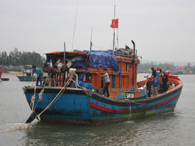 Đưa tàu bị nạn vào bờ