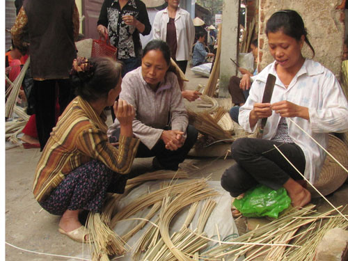 Tận dụng thời gian bán hàng ngoài chợ, cô Hằng vót thêm cật lứa để kiếm thêm thu nhập