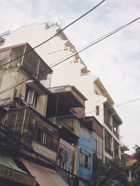 Hàng loạt cao ốc đang “đè” phố cổ Ảnh: Nguyễn Tú