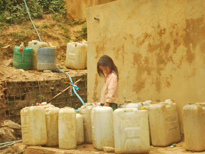 Xếp hàng hứng nước trên Tả Gia Khâu