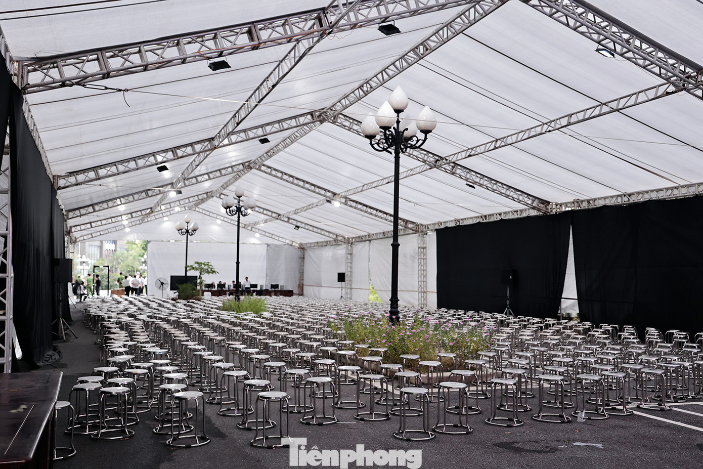 Rạp ngoài trời dựng ở cổng vào số 2 với sức chứa hơn 500 người.