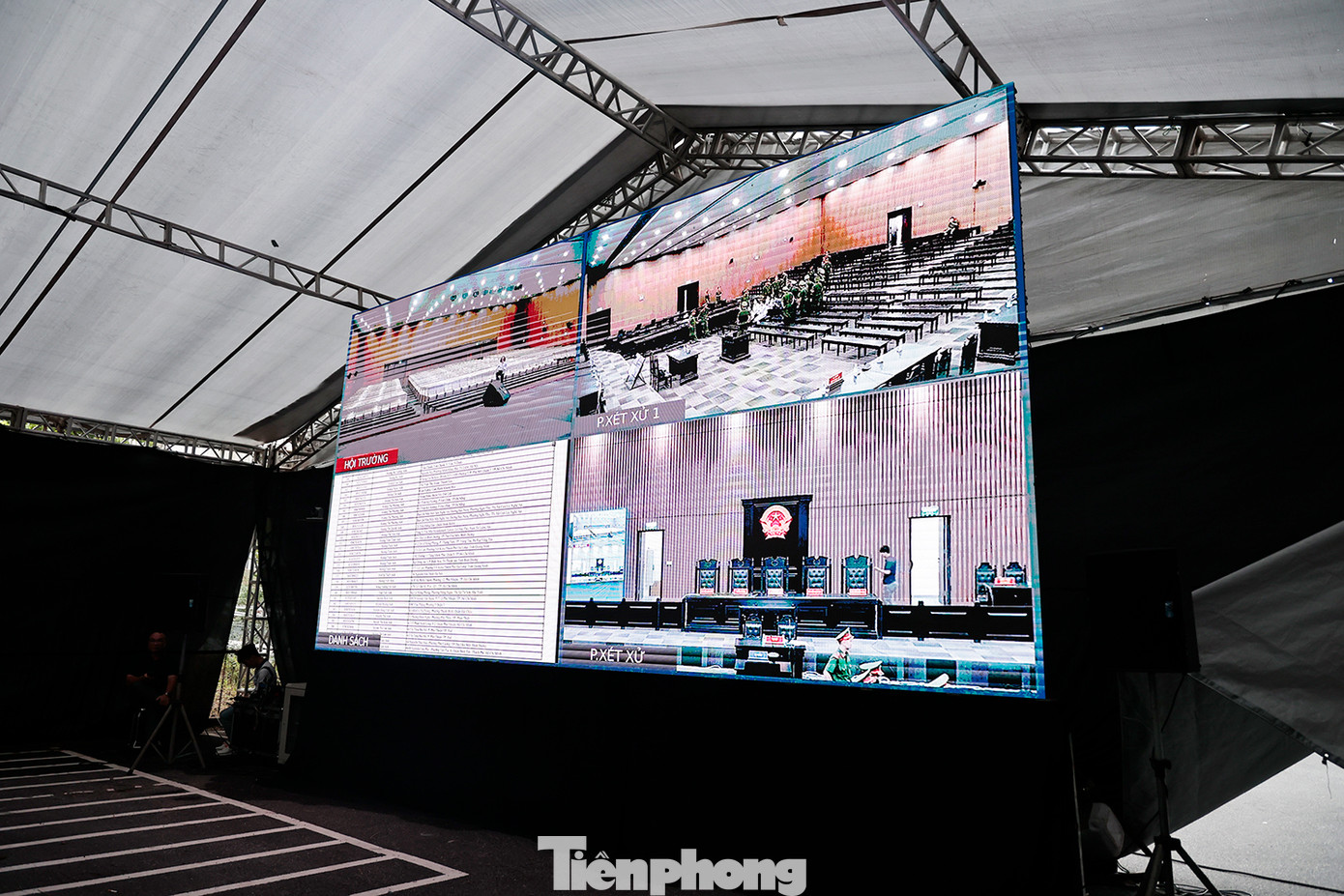 Ngoài theo dõi tại rạp hoặc trong phòng xét xử chính, người được triệu tập có thể theo dõi phiên xét xử qua màn hình lớn.