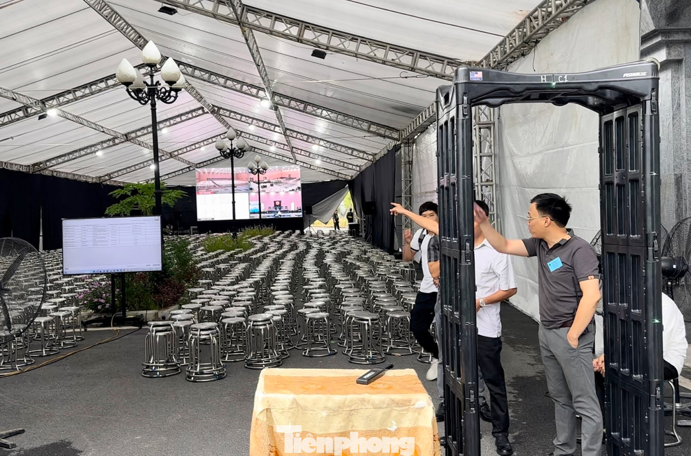 Cổng kiểm tra an ninh được bố trí bên ngoài rạp ngoài trời.