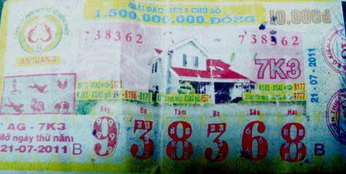 Ông Phúc cho rằng tờ vé số bị cắt dán (số 9) nên không chịu trả thưởng. Tuy nhiên, Viện khoa học hình sự Bộ Công an khẳng định tờ vé số mà người nhà bà Nguyễn Thị Tuyết đưa cho ông Ngô Xương Phúc và tờ vé số ông Trần Thanh Phương ký tên vào không phải cùng một. Ảnh: Đ.X. Ông Phúc cho rằng tờ vé số bị cắt dán (số 9) nên không chịu trả thưởng. Tuy nhiên, Viện khoa học hình sự Bộ Công an khẳng định tờ vé số mà người nhà bà Nguyễn Thị Tuyết đưa cho ông Ngô Xương Phúc và tờ vé số ông Trần Thanh Phương ký tên vào không phải cùng một. Ảnh: Đ.X