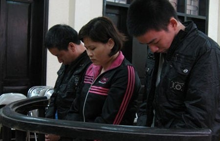 3 đối tượng Chiến, Quy và Tuân tại tòa. Ảnh: VietNamNet