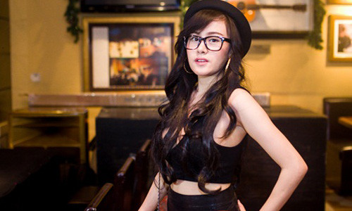 Đây có thể xem là lần đầu tiên Huyền Anh chính thức lộ diện với báo chí tại một sự kiện hoành tráng sau phẫu thuật thẩm mỹ. Cô rất tự tin khi giao lưu với các ống kính