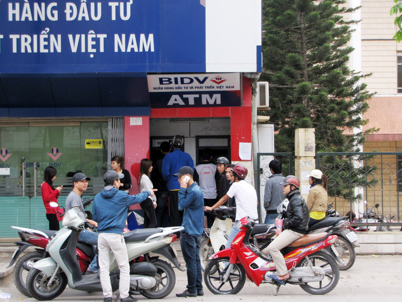 Nhiều khách hàng chủ quan dễ bị những người lạ đứng cạnh ghi nhớ mã pin khi giao dịch. Ảnh: Tuấn Nguyễn