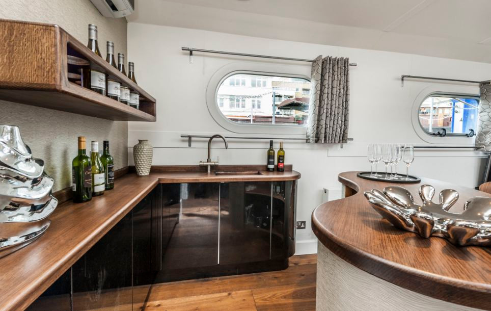 Trên nhà thuyền còn có một quầy bar cocktail