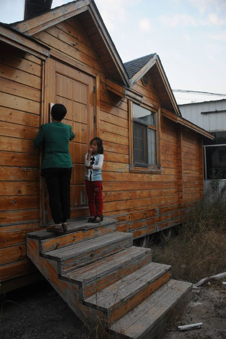 Thợ mộc phù phép xe cũ thành 'biệt thự' sang chảnh ảnh 5