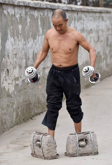Dị nhân dùng 'giày đá' 70kg để luyện công mỗi ngày ảnh 2