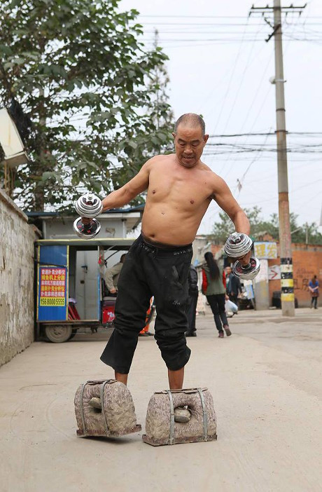 Dị nhân dùng 'giày đá' 70kg để luyện công mỗi ngày ảnh 6