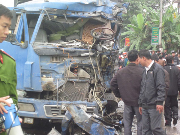 Chiếc xe tải bị nát đầu