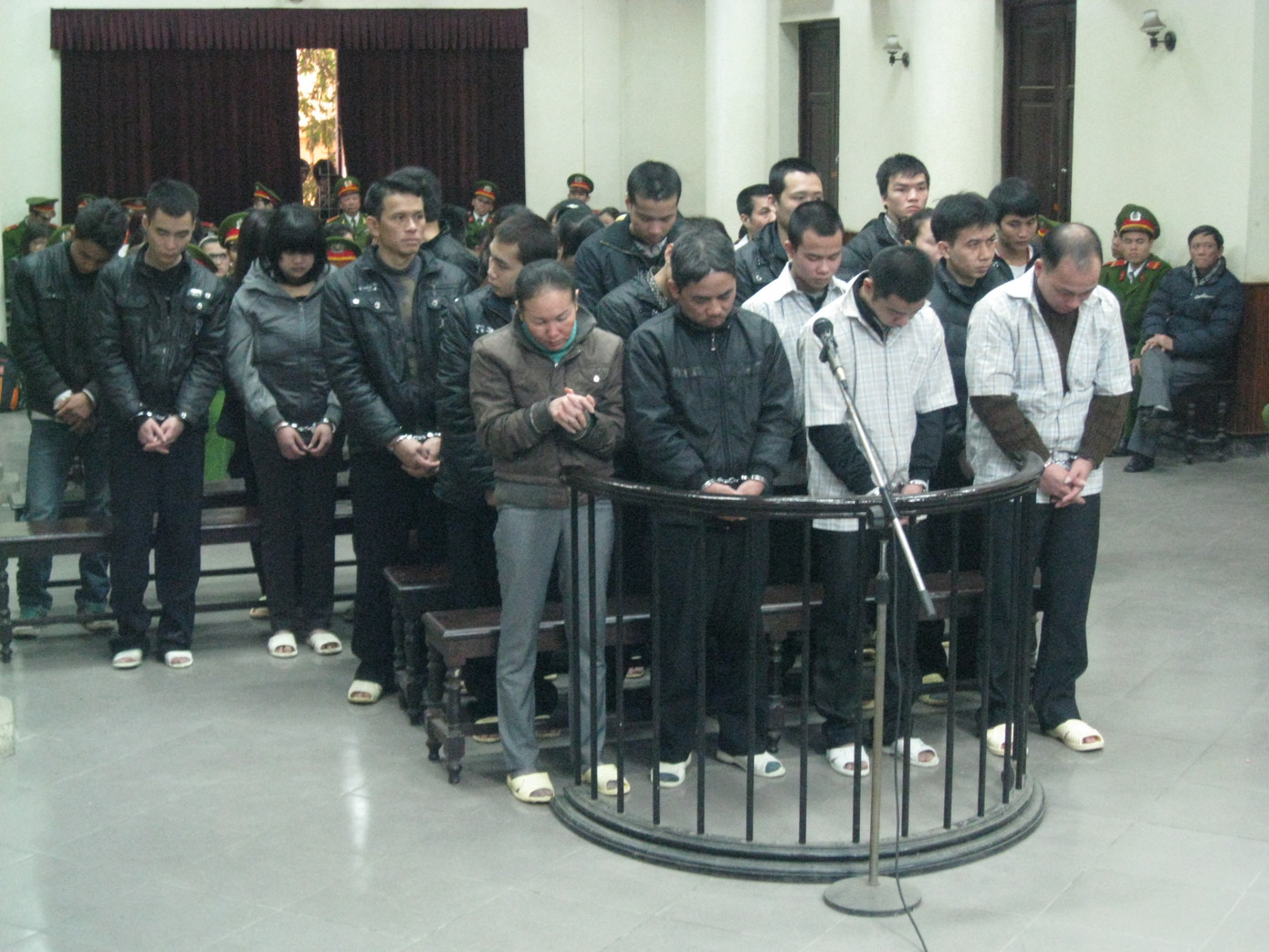 Các bị cáo trước vành móng ngựa trong phiên tòa sáng nay