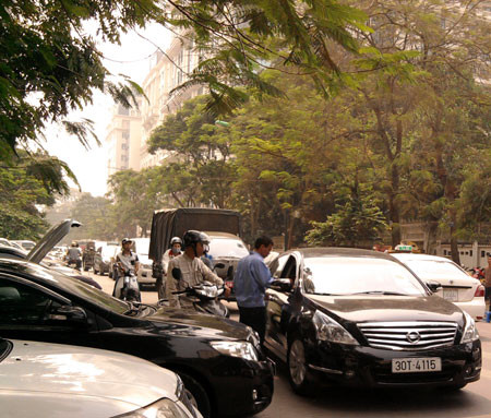 Khu vực 86 Lý Thường Kiệt xảy ra ùn ứ giao thông vì người đi sang tên đổi chủ xe quá đông trong sáng nay