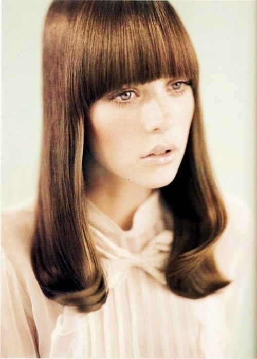 Tóc mái dài mượt và để lệch một bên là một ý tưởng tuyệt vời, bởi vì bạn có thể dễ dàng tạo kiểu mỗi ngày.Với một lớp tóc mái dài như thế này, bạn có thể dùng kẹp tăm để làm điệu theo nhiều cách khác nhau , hoặc tết tóc. Những cô nàng nào thích "làm mới" mình thường xuyên, hãy chọn ngay kiểu mái dài này nhé! Kiểu tóc mái chẻ tuy nhìn có vẻ hơi lộn xộn và ngố, nhưng lại rất sexy. Đây là kiểu tóc mái phù hợp với mọi hình dáng khuôn mặt, và bạn cũng có thể tạo kiểu bằng cách chải ngược ra phía sau rồi cố định bằng kẹp tăm, hoặc để buông tự nhiên Nếu bạn muốn trở thành tâm điểm của sự chú ý, hãy để kiểu mái ngắn và cắt không đồng đều một chút. Với kiểu mái này, bạn có thể uốn xoăn hoặc uốn phồng trước trán tùy theo trang phục mà bạn mặc trên người Những cô nàng cá tính sẽ thích kiểu mái lộn xộn này. Kiểu mái này không chỉ phù hợp với những bạn tóc ngắn, mà ngay cả những bạn gái tóc dài cũng có thể để kiểu mái này Nếu bạn muốn có một cái nhìn lãng mạn, bay bổng, lại cũng không kém phần nữ tính, dịu dàng, hãy chọn kiểu mái có điểm dài nhất che phủ qua mắt, nhưng nhớ chỉ một lớp mỏng thôi nhé! Kiểu mái ngố đến nay vẫn được rất nhiều bạn gái ưa chuộng. Nếu bạn là một cô gái lười tạo kiểu, lười thay đổi, hãy chọn kiểu mái này. Tuy nhiên, nếu bạn có một khuôn mặt tròn, bạn nên lưu ý một điểm: không cắt mái quá rộng Gần giống kiểu mái ngố chính là kiểu mái tròn của những năm 70. Kiểu mái này hợp nhất với style tóc tầng lớp và cắt tỉa tua rua.