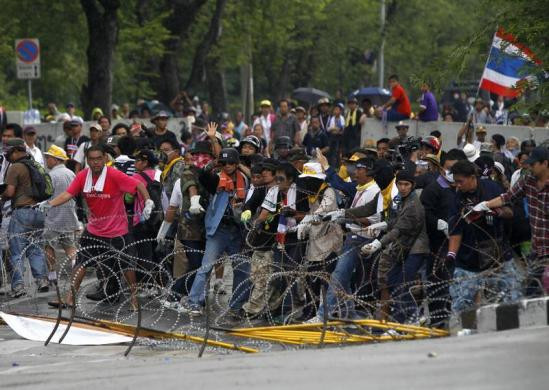 Phá hàng rào dây thép gai