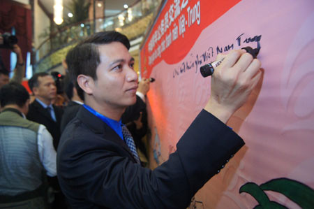 Anh Nguyễn Ngọc Lương, Ủy viên thường vụ T.Ư Đoàn TNCS Hồ Chí Minh, Bí thư Đoàn khối các cơ quan T.Ư (Trưởng nhóm đại biểu thanh niên Việt Nam tại Khâm Châu) ký tên hữu nghị tại khách sạn Vạn Quốc.