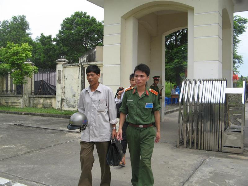 Trung sĩ Nguyễn Đức Dựng (Học viện Hậu cần) hướng dẫn người nhà thí sinh đến nhà trọ miễn phí - Ảnh: Nguyễn Minh