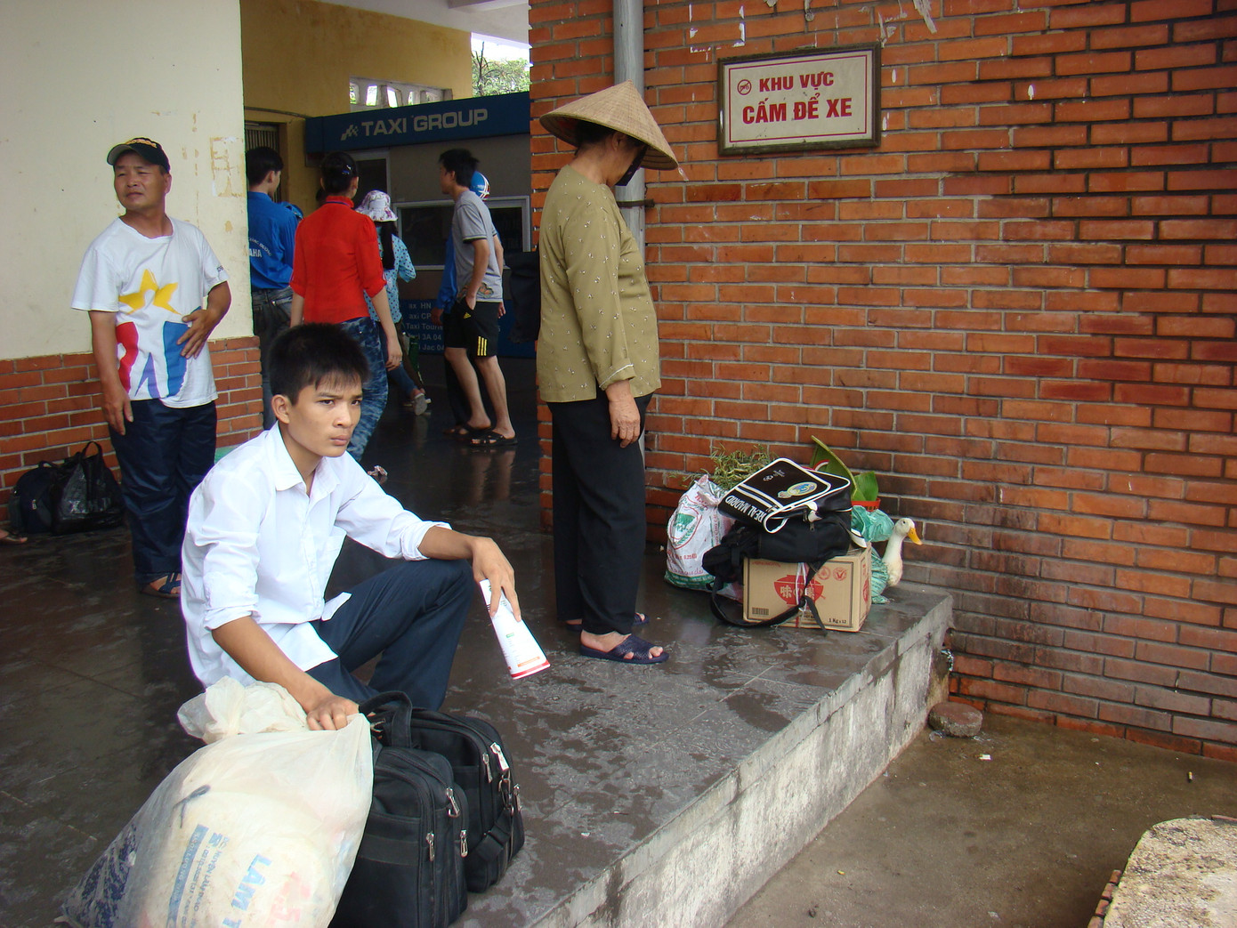 Nhiều phụ huynh cùng con mang tải gạo, con ngan 