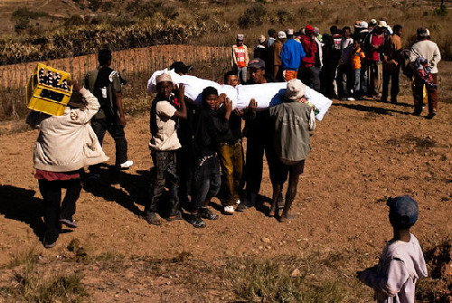 Các hài cốt được người thân rước lên mặt đất để gặp mặt con cháu. Ảnh: environmentalgraffiti.