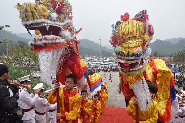 Rồng, lân cuộn múa mở đầu lễ hội