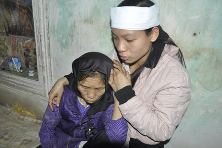 Người nhà các nạn nhân thiệt mạng trong vụ cháy khóc cạn nước mắt vì nỗi đau mất người thân. Người nhà các nạn nhân thiệt mạng trong vụ cháy khóc cạn nước mắt vì nỗi đau mất người thân