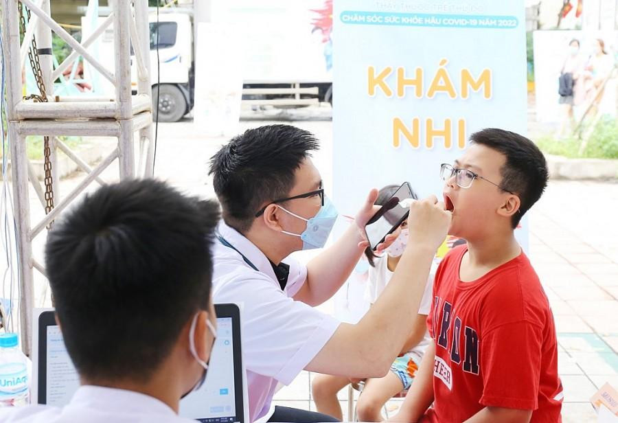 Các y bác sĩ khám sức khỏe hậu COVID-19 cho trẻ em tại chương trình Các y bác sĩ khám sức khỏe hậu COVID-19 cho trẻ em tại chương trình