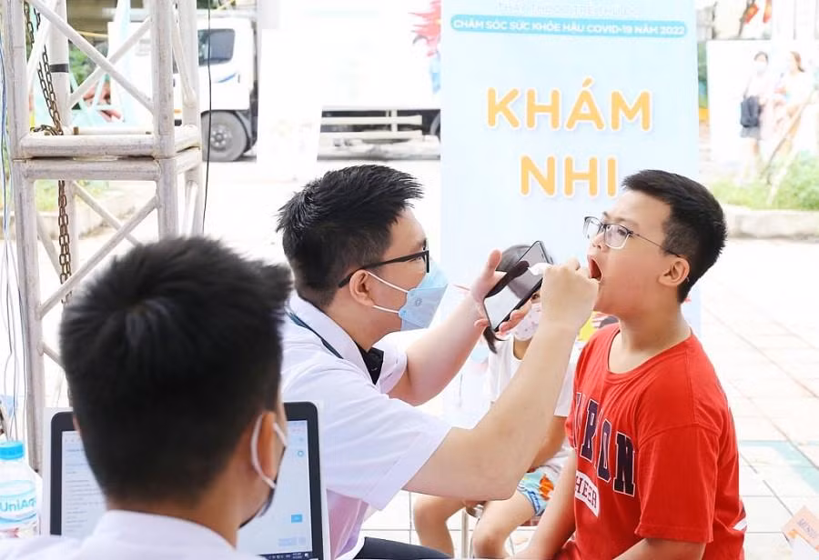 Các y bác sĩ khám sức khỏe hậu COVID-19 cho trẻ em tại chương trình Các y bác sĩ khám sức khỏe hậu COVID-19 cho trẻ em tại chương trình