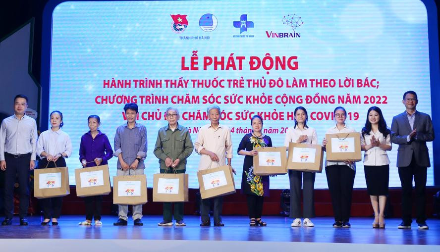 Trao tặng 10 phần quà cho gia đình chính sách, người dân có hoàn cảnh khó khăn đã từng nhiễm COVID-19. Trao tặng 10 phần quà cho gia đình chính sách, người dân có hoàn cảnh khó khăn đã từng nhiễm COVID-19.