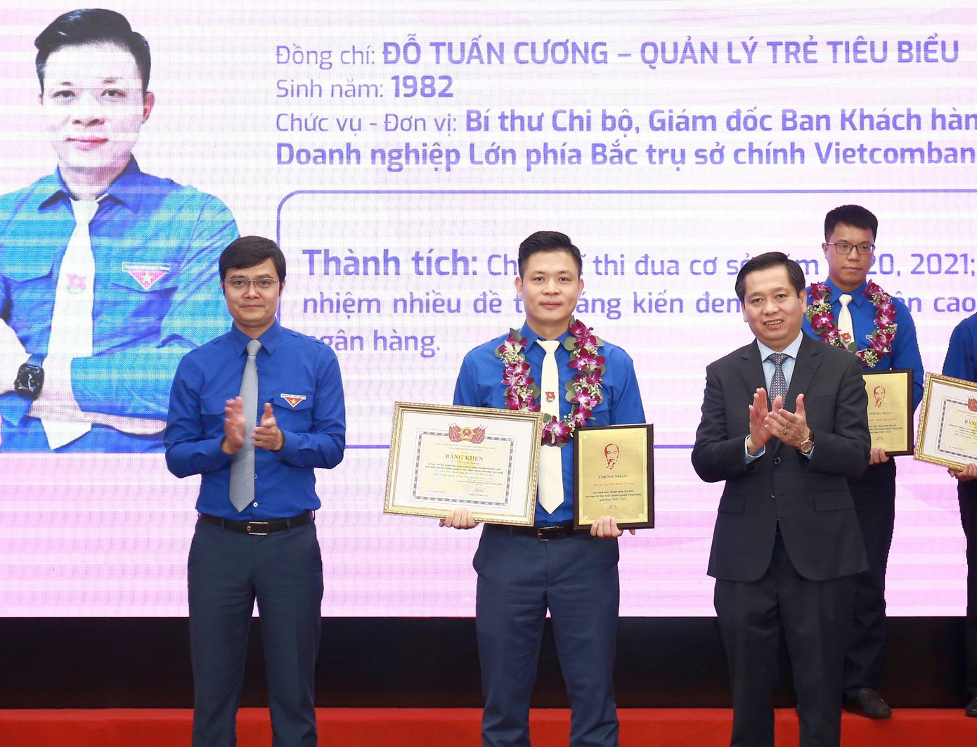 Anh Bùi Quang Huy, Bí thư thường trực T.Ư Đoàn (bên trái); ông Nguyễn Long Hải, Bí thư Đảng uỷ Khối Doanh nghiệp T.Ư trao tặng phần thưởng cho thanh niên tiên tiến làm theo lời Bác Khối Doanh nghiệp T.Ư. Anh Bùi Quang Huy, Bí thư thường trực T.Ư Đoàn (bên trái); ông Nguyễn Long Hải, Bí thư Đảng uỷ Khối Doanh nghiệp T.Ư trao tặng phần thưởng cho thanh niên tiên tiến làm theo lời Bác Khối Doanh nghiệp T.Ư.