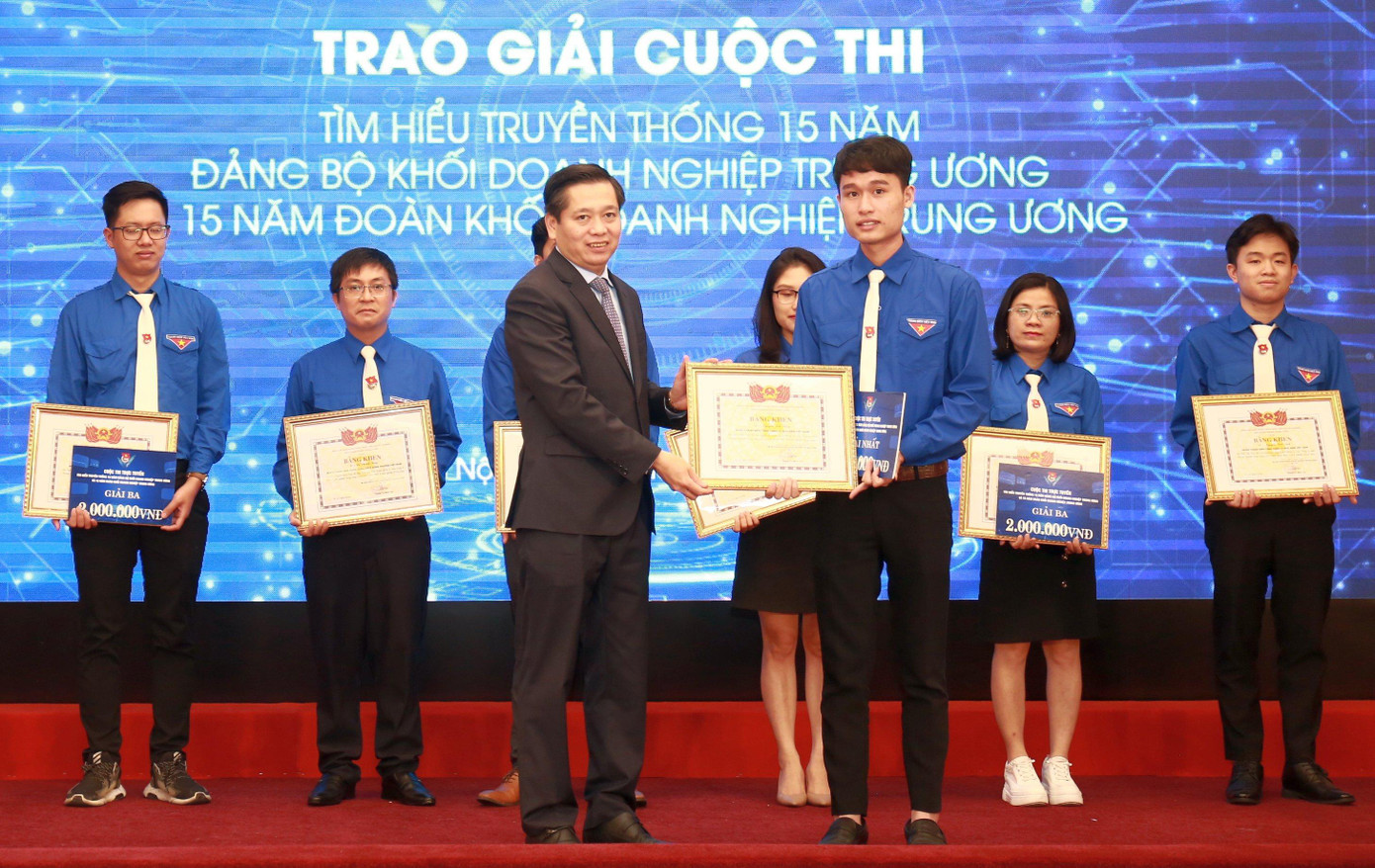 Ông Nguyễn Long Hải, Bí thư Đảng ủy Khối Doanh nghiệp T.Ư trao giải cho các thí sinh tham gia cuộc thi trực tuyến tìm hiểu truyền thống 15 năm Đảng bộ Khối Doanh nghiệp T.Ư và 15 năm Đoàn Khối Doanh nghiệp T.Ư. Ông Nguyễn Long Hải, Bí thư Đảng ủy Khối Doanh nghiệp T.Ư trao giải cho các thí sinh tham gia cuộc thi trực tuyến tìm hiểu truyền thống 15 năm Đảng bộ Khối Doanh nghiệp T.Ư và 15 năm Đoàn Khối Doanh nghiệp T.Ư.