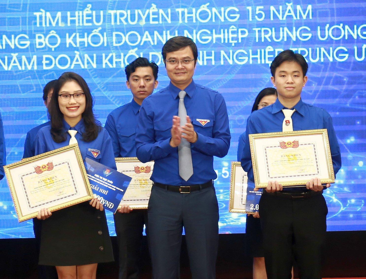 Bí thư thường trực T.Ư Đoàn Bùi Quang Huy trao phần thưởng cho các thí sinh đạt giải cao tại cuộc thi trực tuyến tìm hiểu truyền thống 15 năm Đảng bộ Khối Doanh nghiệp T.Ư và 15 năm Đoàn Khối Doanh nghiệp T.Ư. Bí thư thường trực T.Ư Đoàn Bùi Quang Huy trao phần thưởng cho các thí sinh đạt giải cao tại cuộc thi trực tuyến tìm hiểu truyền thống 15 năm Đảng bộ Khối Doanh nghiệp T.Ư và 15 năm Đoàn Khối Doanh nghiệp T.Ư.