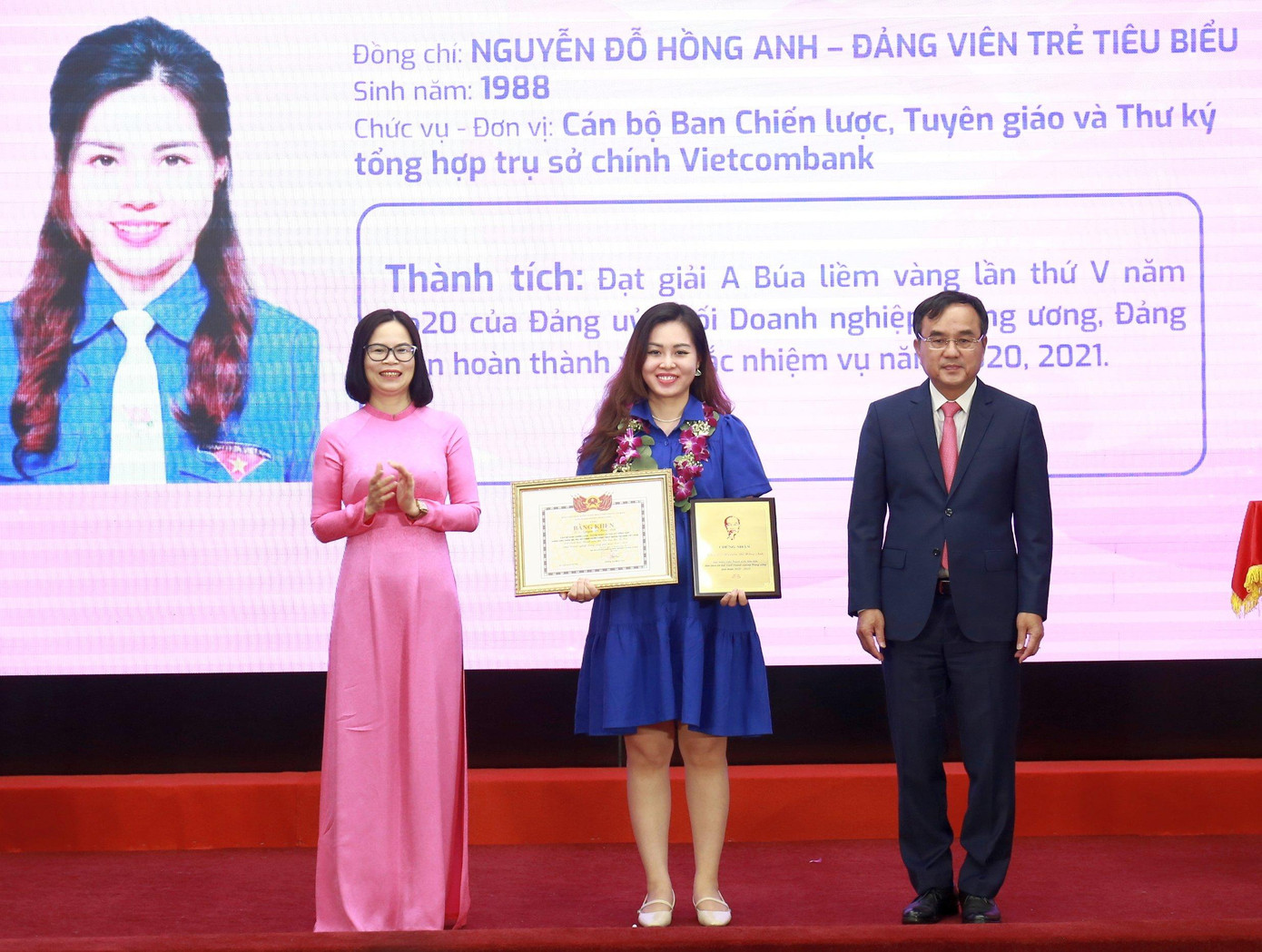 Chị Hoàng Thị Minh Thu, Bí thư Đoàn Khối Doanh nghiệp T.Ư (bên trái) trao phần thưởng cho thanh niên tiên tiến làm theo lời Bác năm 2022 Chị Hoàng Thị Minh Thu, Bí thư Đoàn Khối Doanh nghiệp T.Ư (bên trái) trao phần thưởng cho thanh niên tiên tiến làm theo lời Bác năm 2022