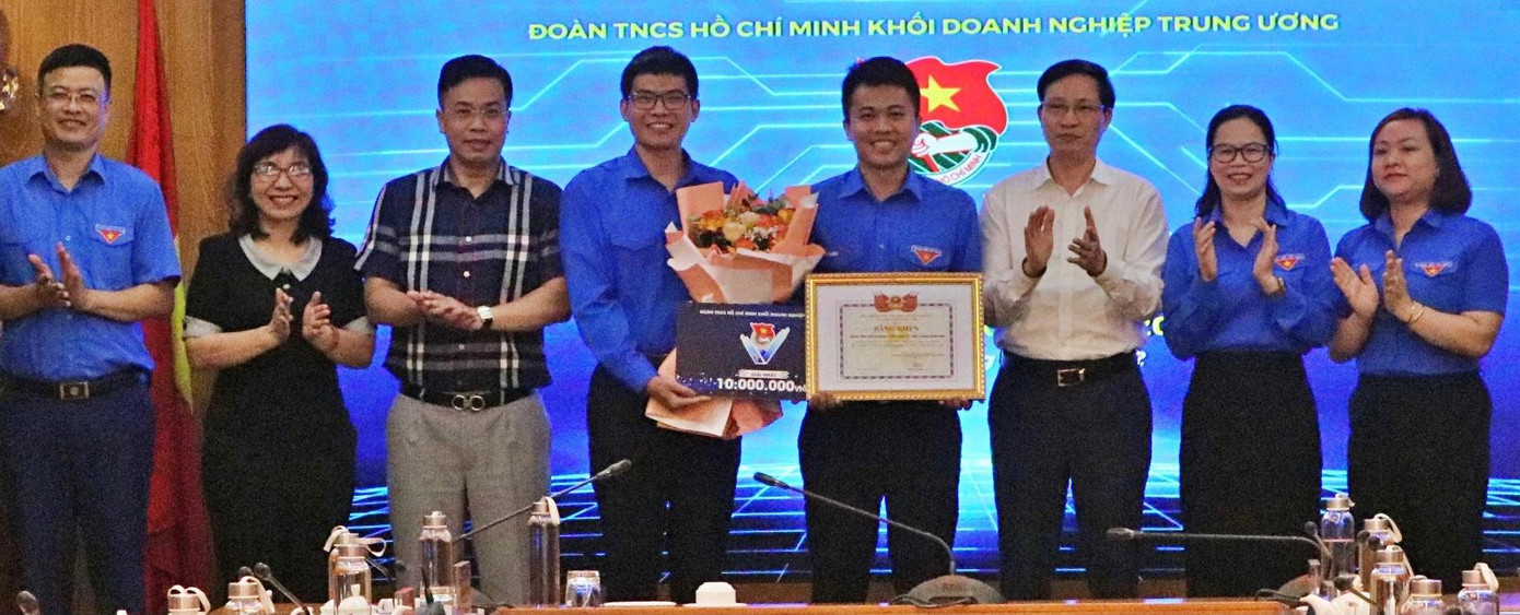 Ban tổ chức trao giải cho nhóm tác giải đoạt giải nhất