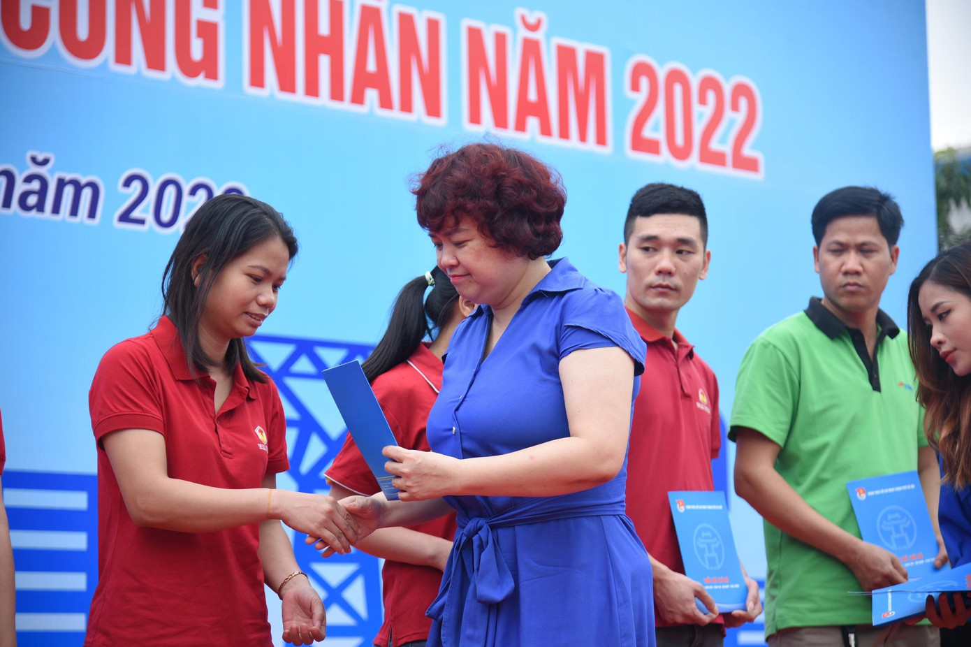 Trao sổ tiết kiệm cho thanh niên công nhân Trao sổ tiết kiệm cho thanh niên công nhân