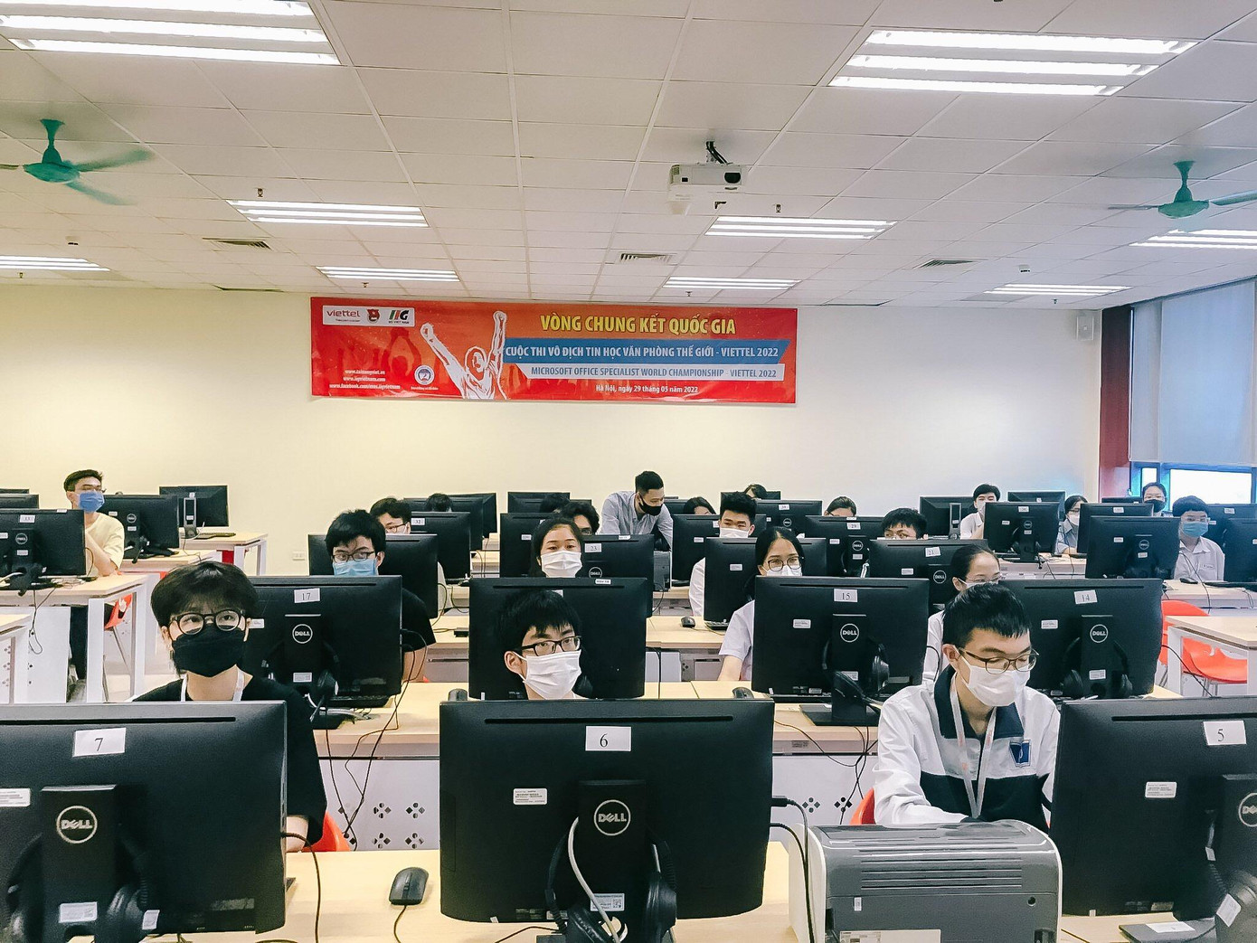 Các thí sinh tham gia tranh tài tại Vòng chung kết quốc gia cuộc thi Vô địch Tin học Văn phòng thế giới 2022