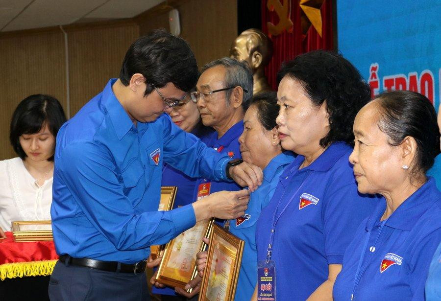 Bí thư thường trực T.Ư Đoàn Bùi Quang Huy trao tặng Kỷ niệm chương "Vì thế hệ trẻ" cho 13 đồng chí cựu cán bộ Đoàn TNVN phía Nam. Bí thư thường trực T.Ư Đoàn Bùi Quang Huy trao tặng Kỷ niệm chương "Vì thế hệ trẻ" cho 13 đồng chí cựu cán bộ Đoàn TNVN phía Nam.