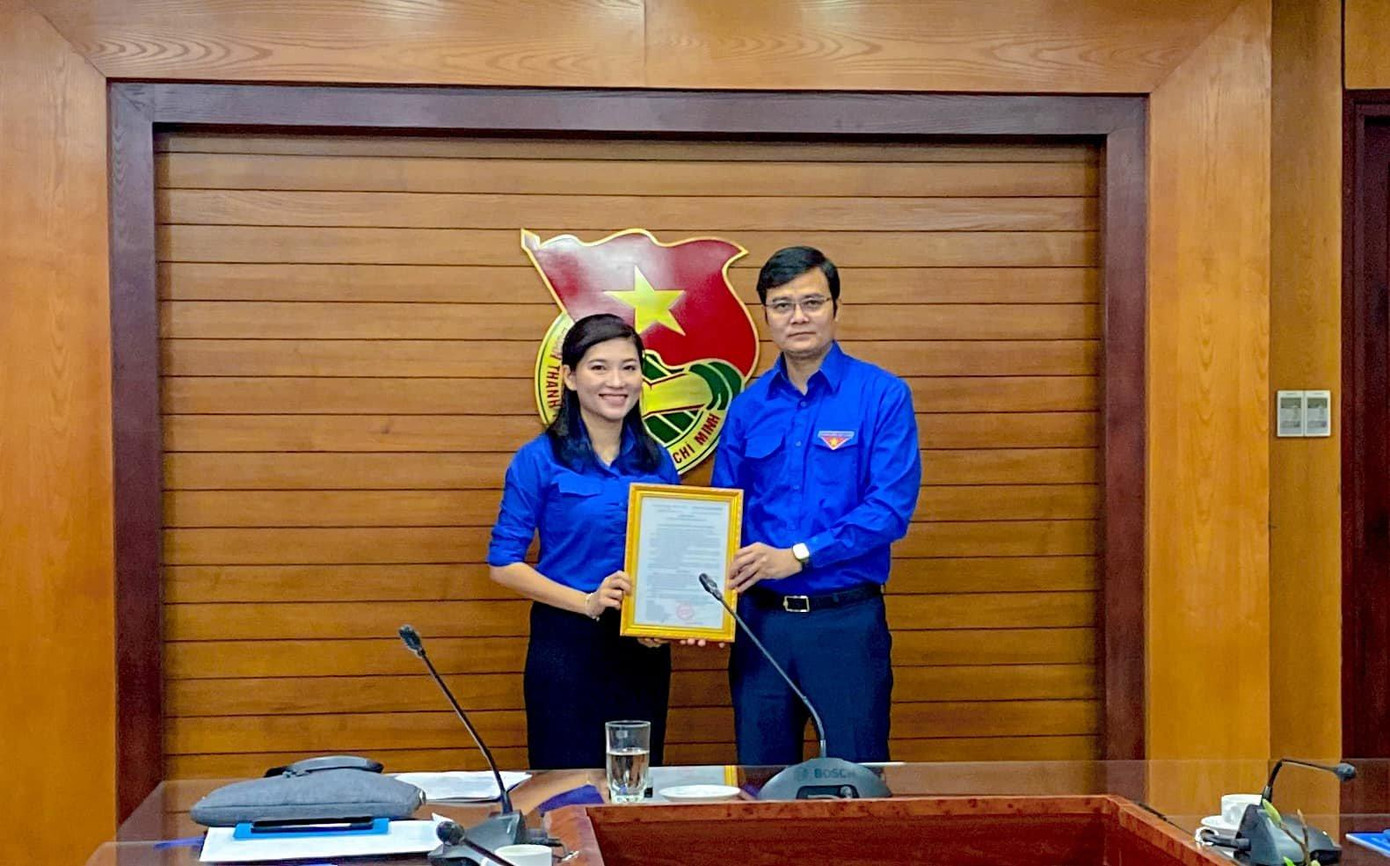 Anh Bùi Quang Huy, Ủy viên dự khuyết T.Ư Đảng, Bí thư thường trực T.Ư Đoàn trao quyết định cho chị Hồ Hồng Nguyên.