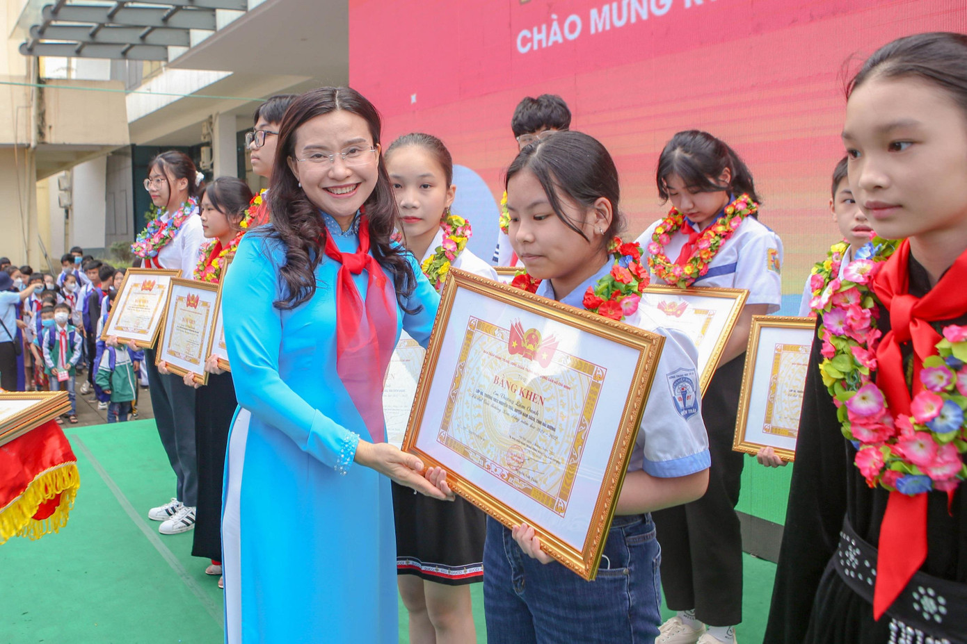 Chị Nguyễn Phạm Duy Trang, Bí thư T.Ư Đoàn, Chủ tịch Hội đồng Đội T.Ư trao Bằng khen cho các em thiếu nhi xuất sắc
